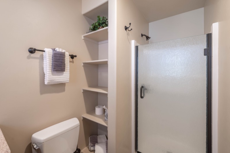 Full bathroom, alternate view